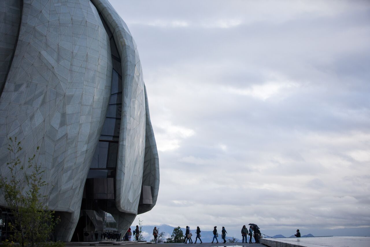 شرکت‌کنندگان در کنفرانس روز یکشنبه برای اولین بازدید خود راهی معبد می‌شدند.