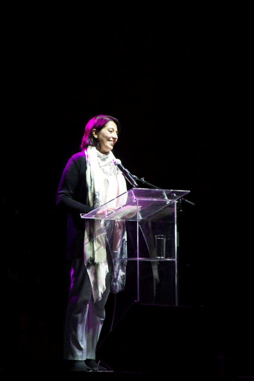 خانم آنتونلا دمونته، نمایندۀ بیت العدل اعظم در آخرین جلسه کنفرانس سخنانی ایراد کرد.