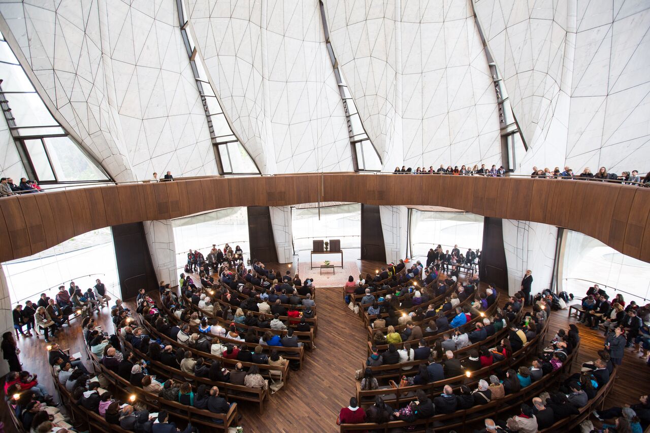 برگزاری جلسه دعا در سحرگاه روز یکشنبه برای گروه‌های ۵۰۰ نفری از شرکت کنندگان که برای اولین بازدید خود راهی معبد می‌شدند.