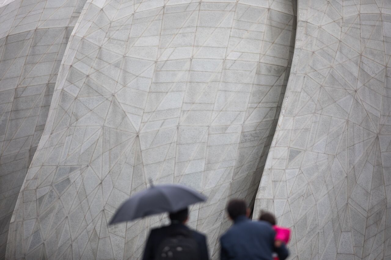 Conference participants continued to make their first visits to the House of Worship on Sunday.