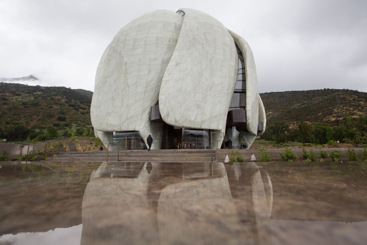 صبح روز یکشنبه، نمایی از معبد بهائی واقع در کوهپایه‌های آند.