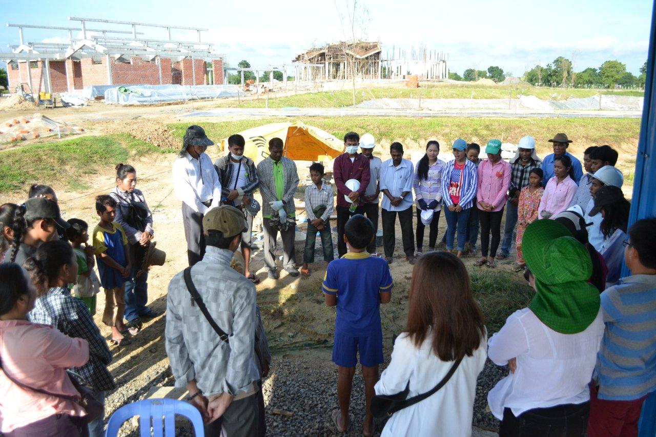 Volunteers gathered early in the morning for prayers to begin a day of gardening at the grounds of the House of Worship.