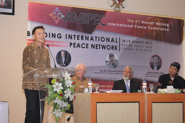 آقای چانگ مینگ هوی، نمایندۀ دفتر منطقه‌ای جامعۀ جهانی بهائی در جاکارتا در حال ایراد سخنرانی اصلی در دومین کنفرانس سالانۀ صلح بین&lrm;المللی مالانگ (Malang) در ماه اوت.