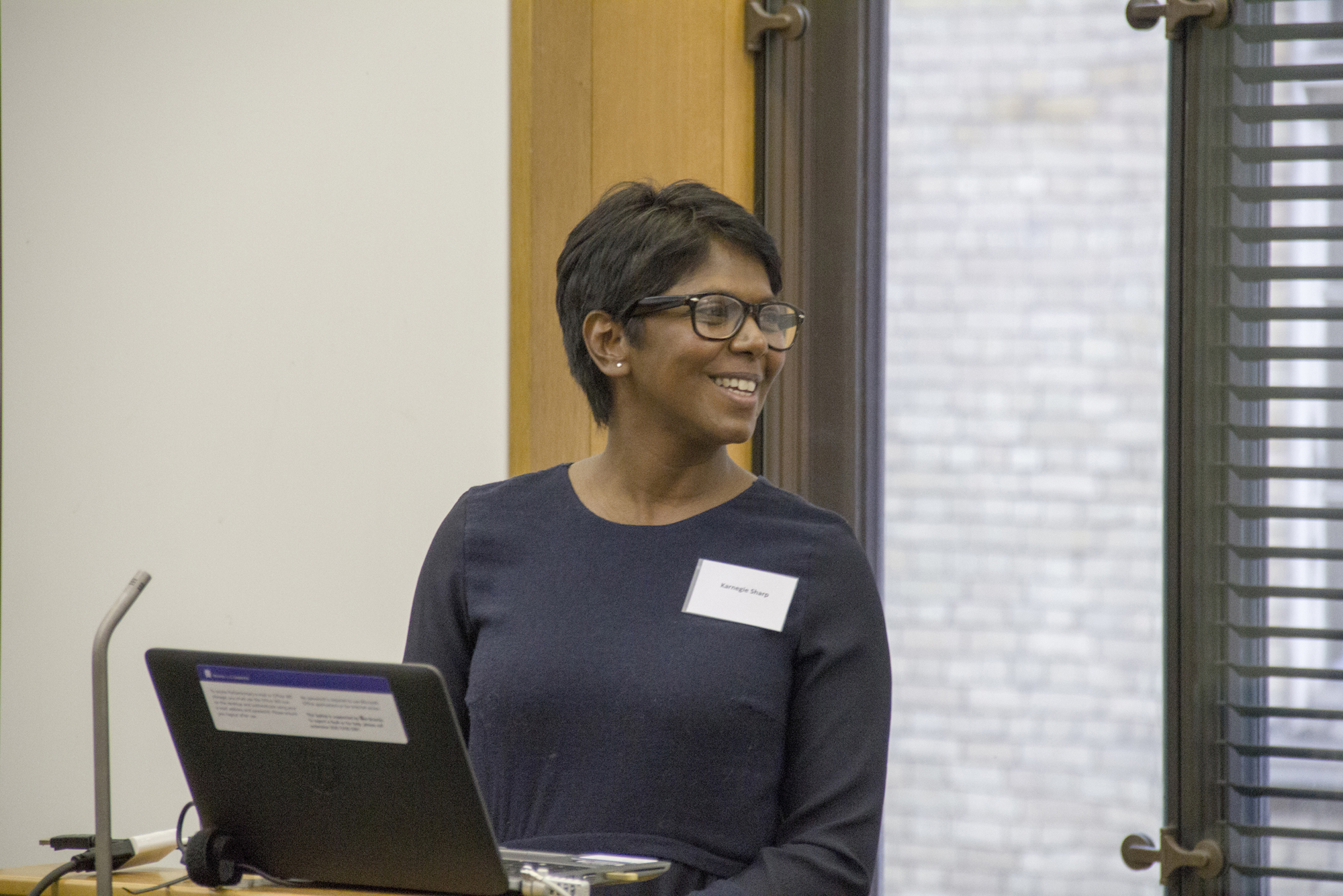 کارنگی شارپ، خبرنگار بی‌بی‌سی گفت:« این وظیفۀ خبرنگاران است که مسائل را به گونه‌ای ارائه دهند که مردم تشویق به همکاری شوند.»