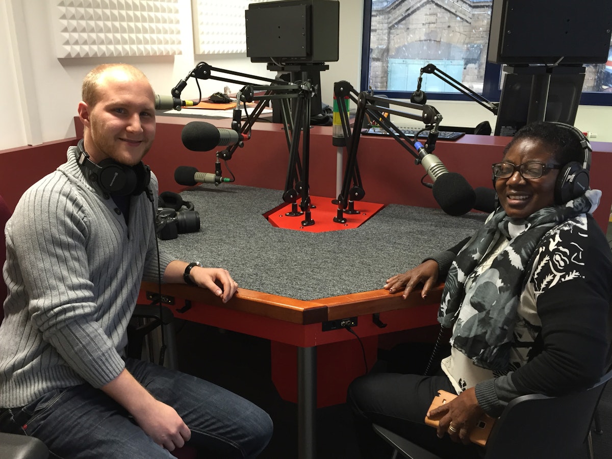آقای ایوس ویلتگن (Yves Wiltgen) از «بنیاد وحدت» و خانم مایندا موکانداوایر (Maina Mkandawire) از بنیاد بامبینو در حال مصاحبه با یک ایستگاه رادیویی لوکزامبورگ.