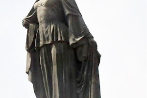 La estatua de una mujer liberada en el centro de Bakú representa a una mujer quitándose el velo y se dice que ha sido influenciada por la historia de Táhirih.