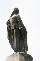 La estatua de una mujer liberada en el centro de Bakú representa a una mujer quitándose el velo y se dice que ha sido influenciada por la historia de Táhirih.