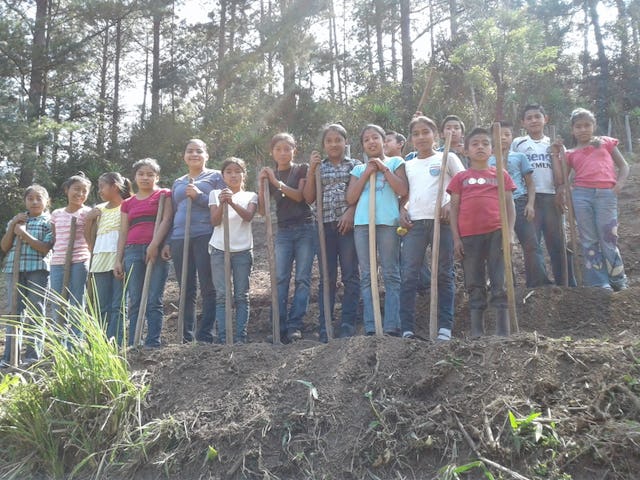 گروهی از دانش‌آموزان سال هفتم در هندوراس در حال یادگیری در مورد آماده‌سازی زمین‌های باغبانی برای کشت به عنوان بخشی از برنامۀ «سَت».