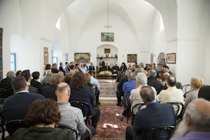 Autoridades locales, dirigentes religiosos de las religiones judía, musulmana y cristiana, y representantes de la sociedad civil, se reunieron el 24 de marzo en el casco antiguo de ‘Akká, en una antigua residencia histórica de ‘Abdu’l-Bahá para la recepción de este año.