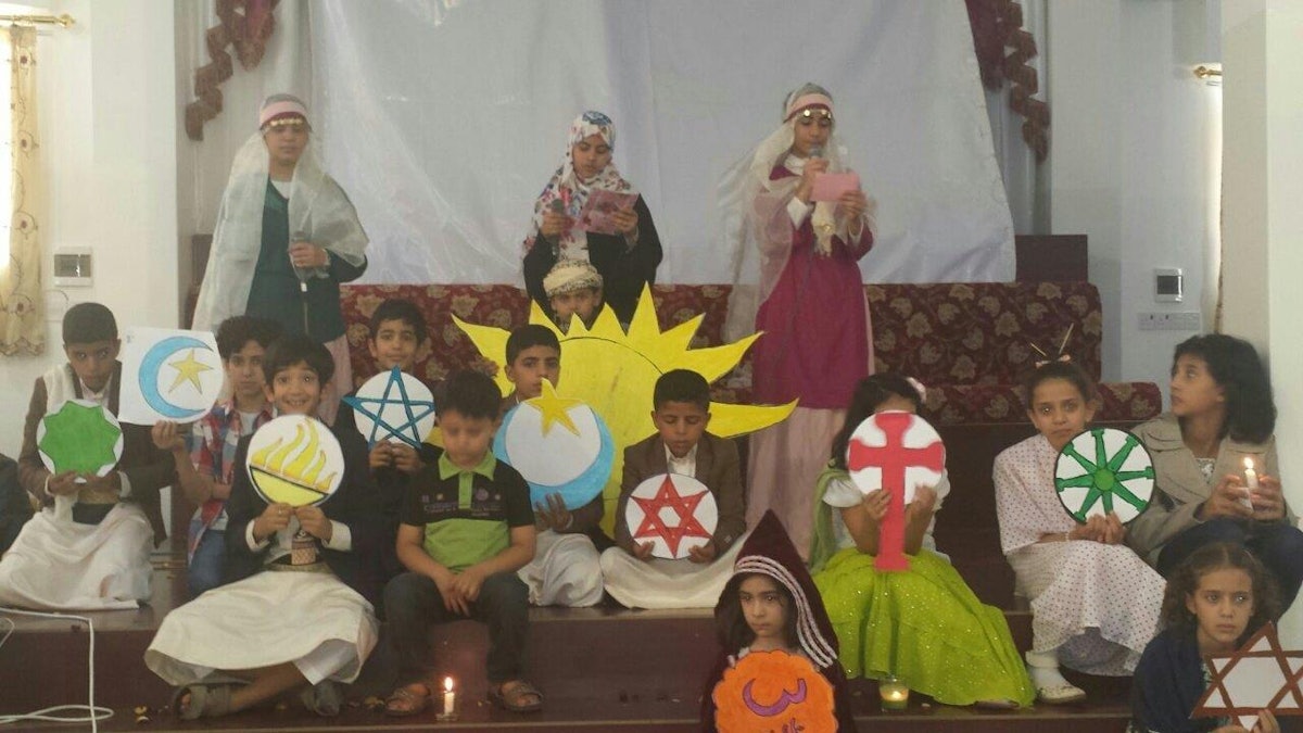 کودکان، در یک جلسۀ محلی، اشتراکات همۀ ادیان را جشن می‌گیرند.