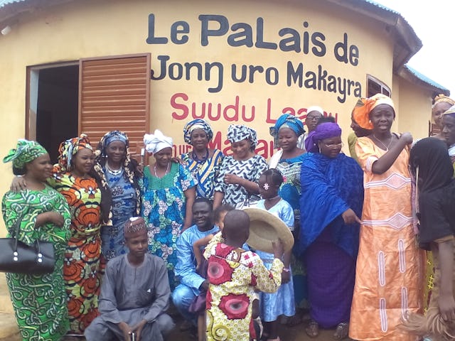 Members of the community outside the palace of High Chief Djaouga Abdoulaye, also referred to as Junwuro Makayra