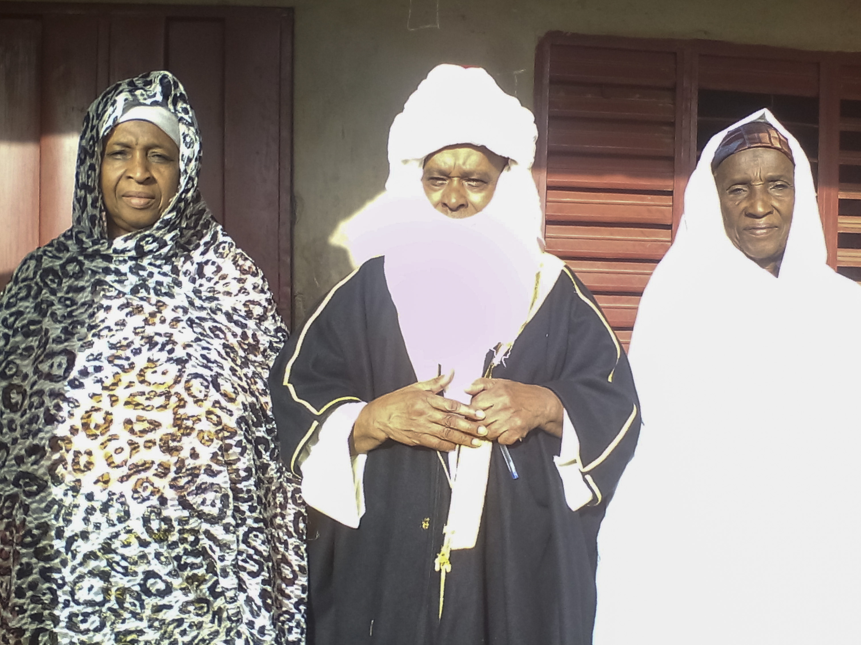 پیشوای اعظم دجاوگا عبدالای و دو تن از خواهرانش.