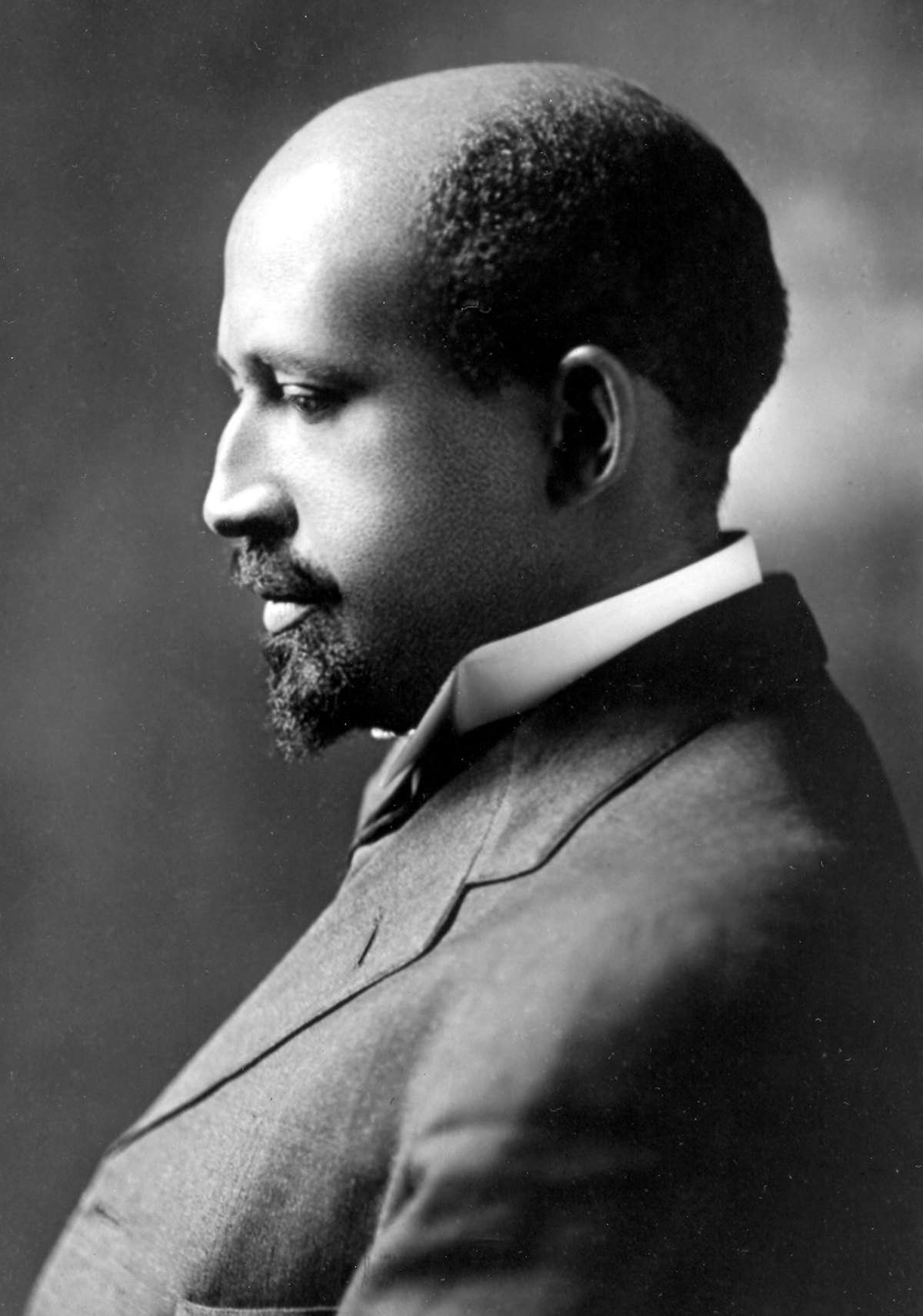 WEB. Du Bois fue un respetado escritor y activista de los derechos civiles de su época. Fue el fundador de la NAACP, que recibió a 'Abdu'l-Bahá como invitado en su cuarta conferencia en 1912. Du Bois quedó tan impresionado por la charla de' Abdu'l-Bahá que la publicó en su totalidad en La Crisis, la publicación oficial de la Asociación Nacional para el Avance de las Personas de Color, junto con una foto de 'Abdu'l-Bahá. La buena voluntad de Du Bois hacia la fe se mantuvo durante toda su vida. Su esposa, Nina Du Bois, se convirtió en bahá'í en 1936.