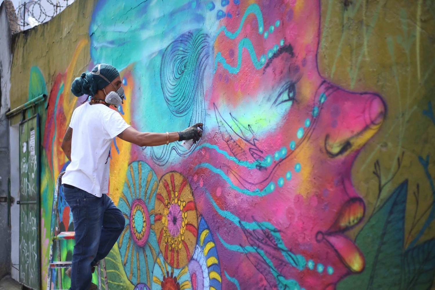 In Salvador, Brazil, artist Eder Muniz has painted a vivid and enchanting mural in defense of the Baha’is in Iran.