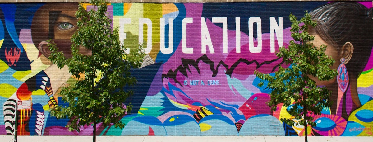 کمپین «آموزش جرم نیست» از هنر خیابانی به عنوان ابزار قدرتمندی جهت آگاهی‌بخشی دربارۀ ممنوعیت از حق تحصیل ایرانیان بهائی استفاده می‌کند. این نقاشی دیواری اثر ال (Elle) در پشت ساختمانی در خیابان ۱۲۶ هارلم تصویر شده است.