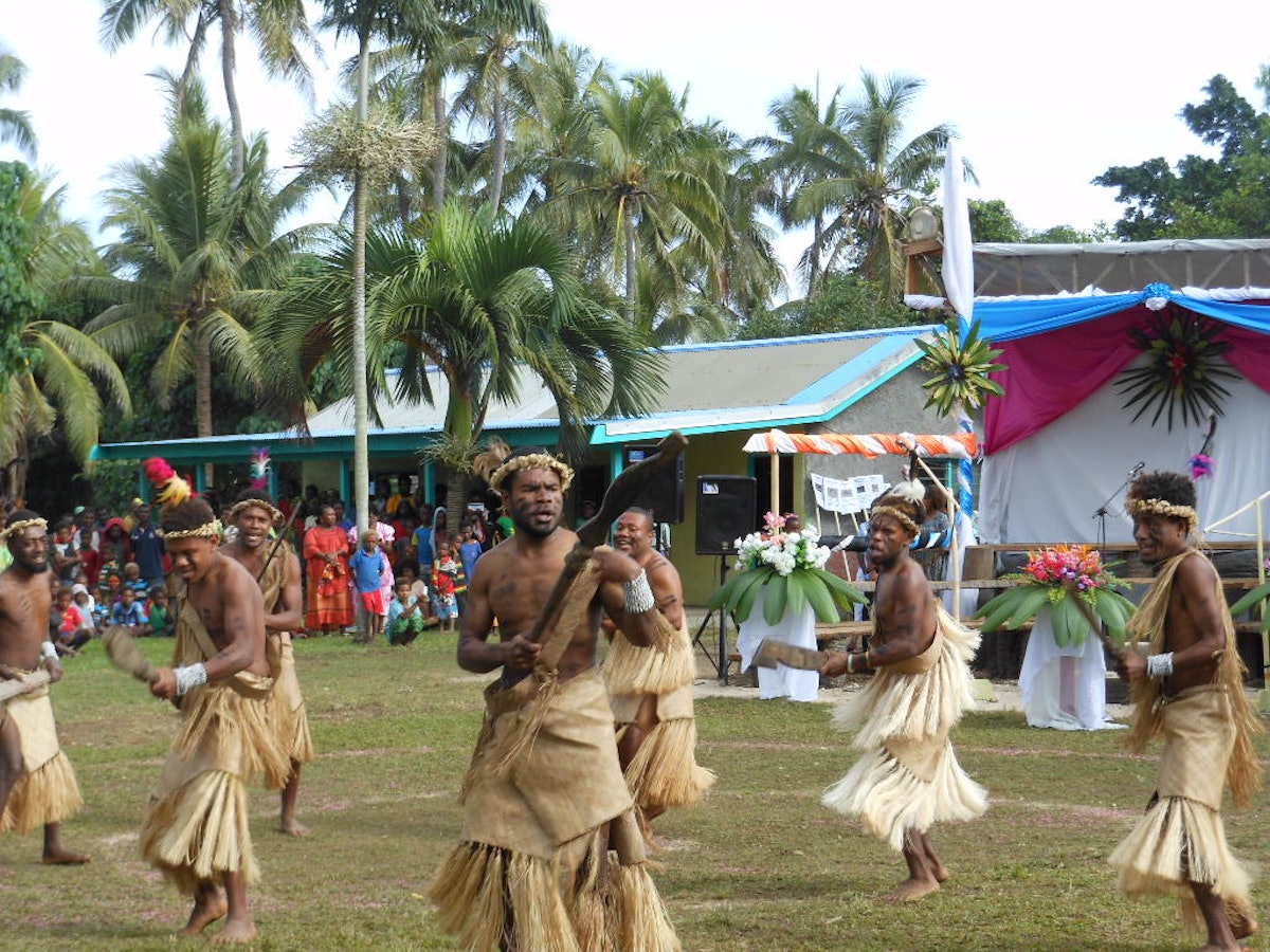 Hombres de la isla de Futuna bailan una danza tradicional