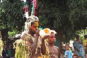 El sonido de la caracola de los miembros de la Comunidad Bahá'í de la isla de Tanna señaló la inauguración del diseño del templo. Este es un acto tradicional que conmemora hitos importantes.