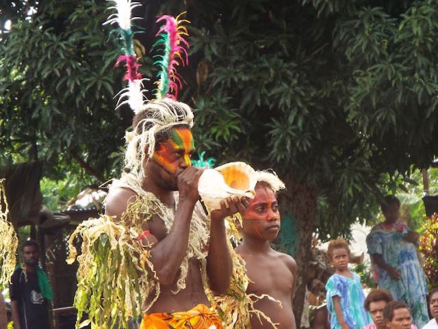 El sonido de la caracola de los miembros de la Comunidad Bahá'í de la isla de Tanna señaló la inauguración del diseño del templo. Este es un acto tradicional que conmemora hitos importantes.