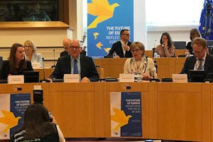 فرانسیس تیمرمنس (نفر دوم از سمت چپ) نائب رئیس كمیسیون اروپا گفت: «تنها راه پیشرفت برای اجتماعی به تنوع اجتماع اروپا، دستیابی به فهم واحدی از ارزشهای مشترک ماست.»