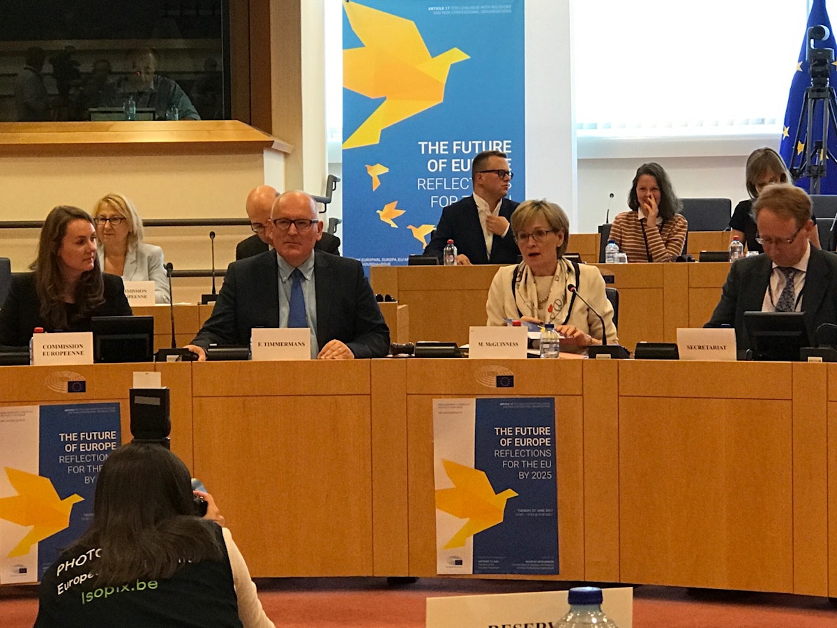 فرانسیس تیمرمنس (نفر دوم از سمت چپ) نائب رئیس كمیسیون اروپا گفت: «تنها راه پیشرفت برای اجتماعی به تنوع اجتماع اروپا، دستیابی به فهم واحدی از ارزش‌های مشترک ماست.»
