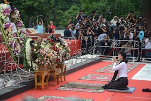 آن سانگ سو چی تاجی از گل را بر مزار نه سیاستمدار از جمله پدرش که هفتاد سال قبل به قتل رسیده بودند قرار داد. (عکس از وزارت اطلاع و اخبار میانمار)