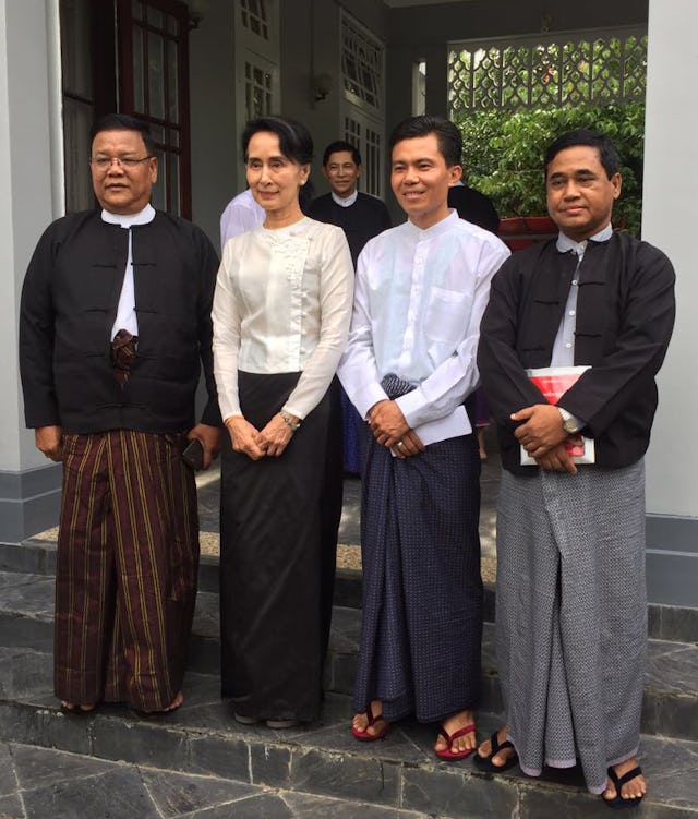آنگ سان سو چی به همراه نمایندگان جامۀ بهائی میانمار (از چپ به راست: یو شه تی، یو مینت زا او و یو تین وین)