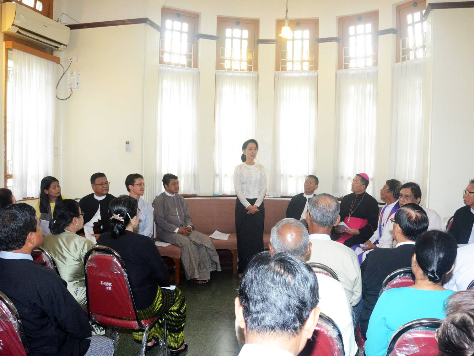 آنگ سان سو چی در مراسم یادبود بین‌الادیان که در روز ۱۹ ژوئیه برگزار شد. (عکس از وزارت اطلاع و اخبار میانمار)