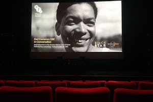 موسسۀ فیلم بریتانیا با نمایش فیلم «پول آو لاندن» (۱۹۵۱)، نخستین فیلمی که ارل کمرون در آن ایفای نقش نموده از وی تقدیر به عمل آورد. (عکس از کارل باریتو متعلق به Screen Nation Media ۲۰۱۶)