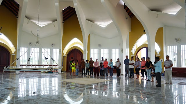 گروهی که نقش «اسم اعظم» را در جای خود نصب نمودند.