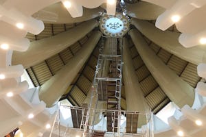 این نماد مقدس که نشان از ارتباط میان خدا، پیامبران و نوع بشر دارد در ۲۰ اوت ۲۰۱۷ در گنبد معبد بهائی محلی باتامبانگ در کامبوج قرار گرفت.