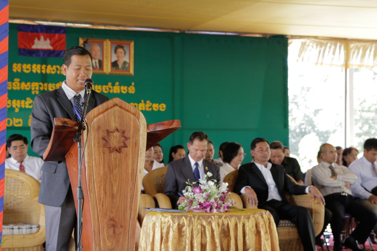 رئیس محفل ملی بهائیان کامبوج، چهیت سامانانگ، به شرکت‌کنندگان در مراسم بازگشایی خوش‌آمد می‌گوید.