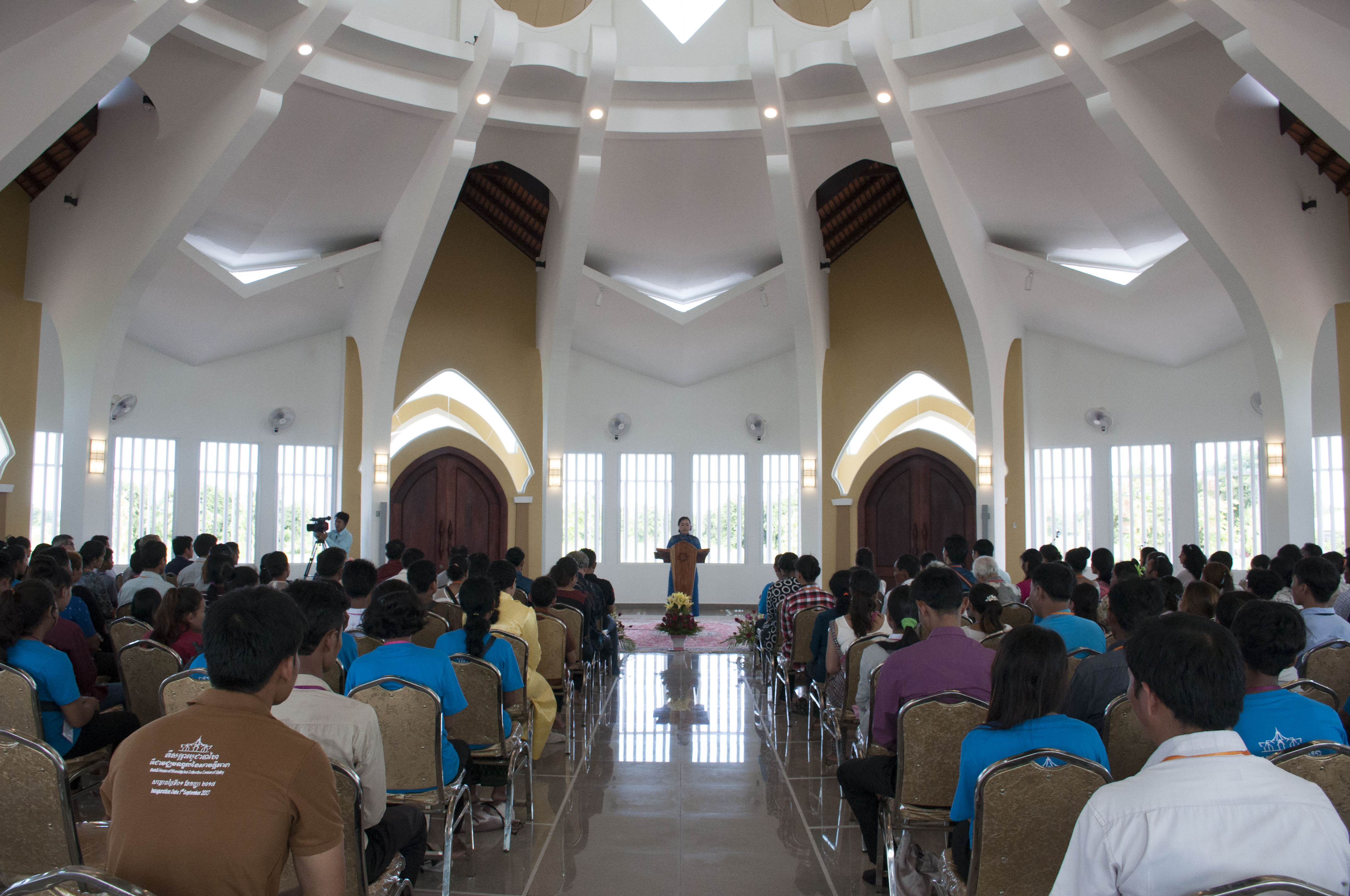 نمایندۀ بیت‌‌العدل اعظم در این کنفرانس، خانم سوکونتاری رث که یکی از اعضای هیئت مشاورین قاره‌ای در آسیاست، برای حاضران در معبد سخنرانی می‌کند.