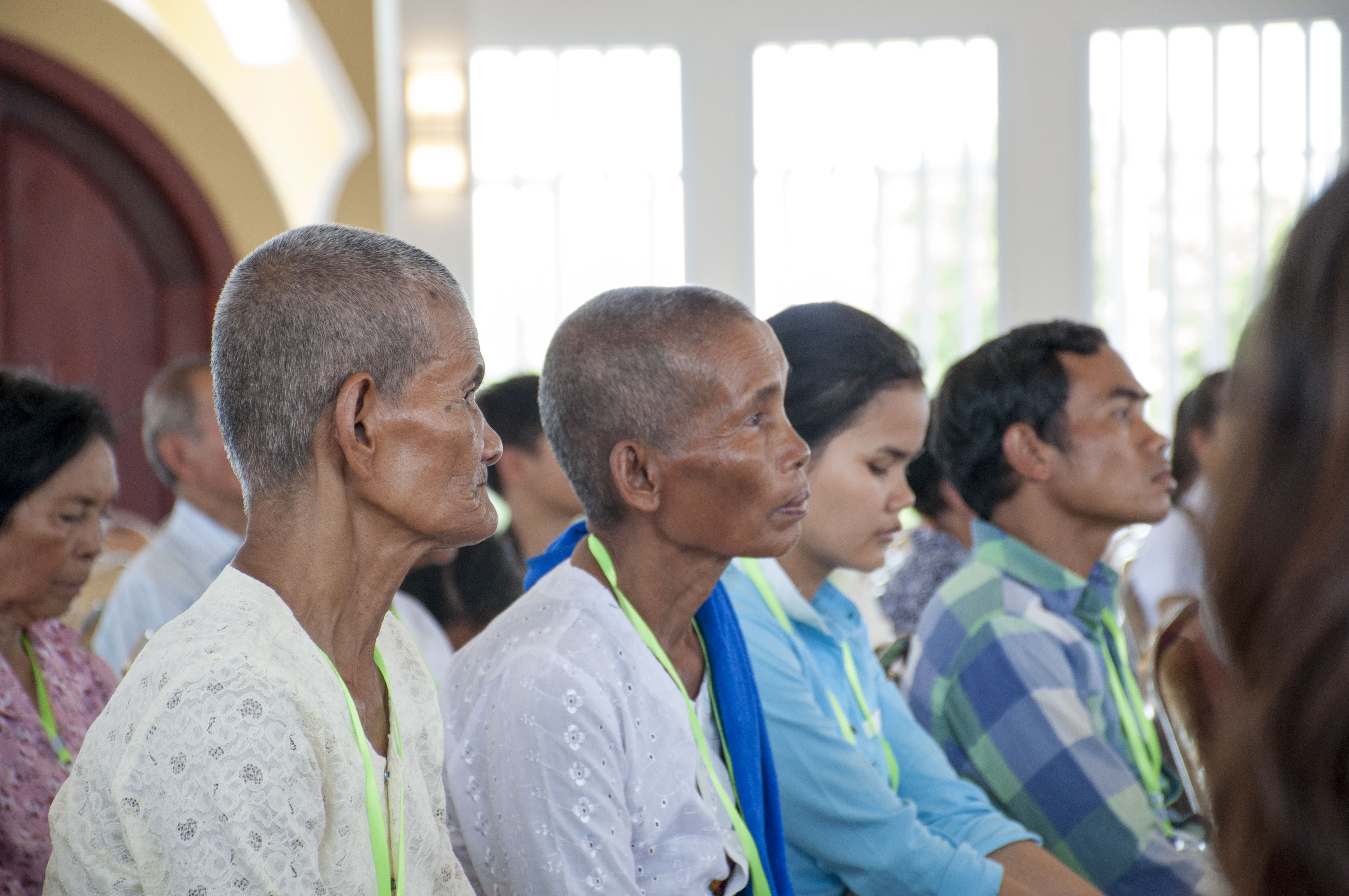 میهمانان به سخنرانی آغازین گوش می‌کنند.