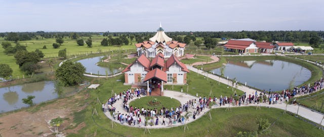 حضور میهمانان در معبد در تمام روز ادامه داشت.