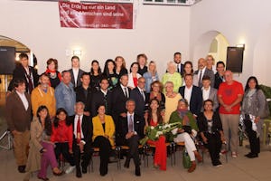 شهردار ریچارد همر (ردیف دوم نفر چهارم از سمت راست) به همراه اعضای شورای شهر و برخی از داوطلبان در جشنی که هفتۀ گذشته در بروک در اتریش به مناسبت بزرگداشت دویستمین سال تولد حضرت بهاءالله برگزار شد.