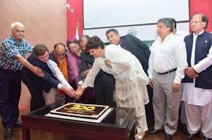 La diputada Asiya Nasir y otros ponentes cortaron la tarta en un evento en honor del 200 aniversario del nacimiento de Bahá'u'lláh.