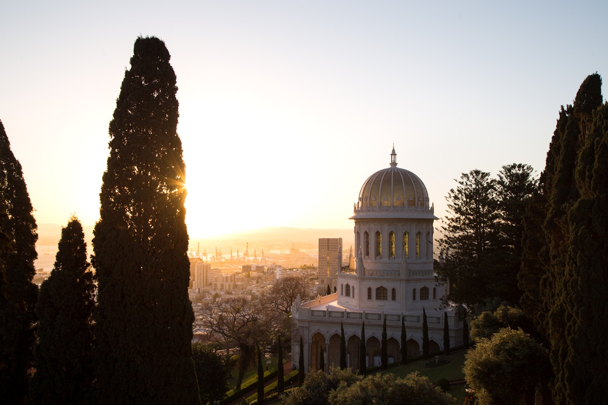 On peut trouver cette photo du tombeau du Báb ainsi que de nouvelles photos des lieux saints bahá’ís et d’autres sites importants dans la Bahá’í Media Bank.