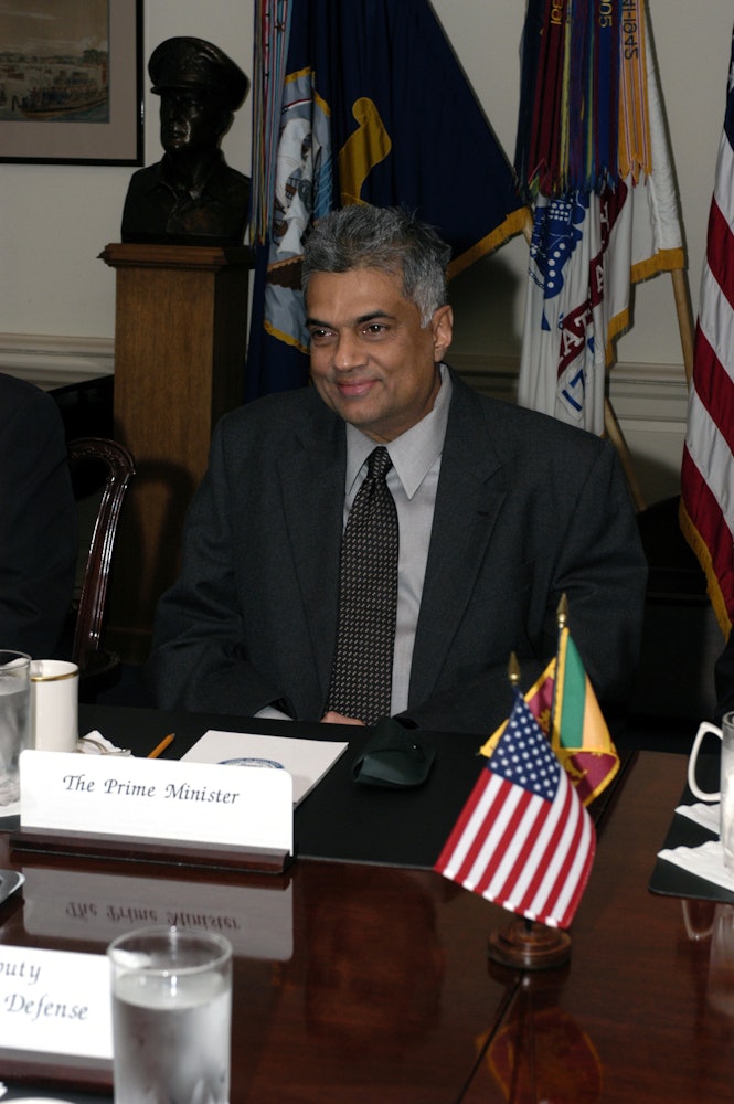 El primer ministro de Sri Lanka, Ranil Wickremesinghe (fotografía de Helene C. Stikkel, cortesía del Departamento de Defensa de EE. UU., a la que se accede a través de Wikimedia Commons)