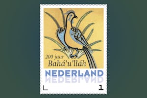 En los Países Bajos, el servicio postal nacional emitió dos sellos de edición limitada diseñados para el bicentenario. Este sello presenta una caligrafía del prominente artista persa Mishkin-Qalam.