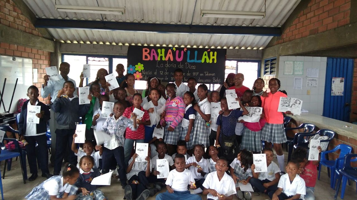 Celebraciones del bicentenario en una escuela en El Chamizo, Colombia
