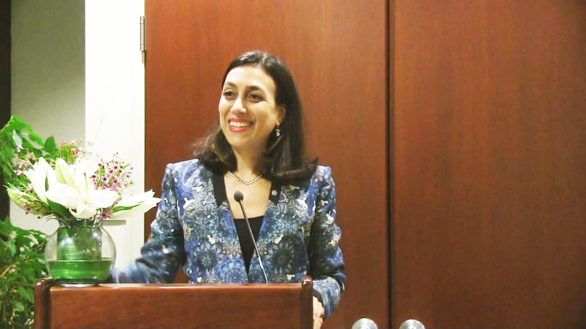 خانم لورا الینا فلورس هریرا، نمایندۀ دائم پاناما در سازمان ملل متحد در جشن جامعۀ جهانی بهائی در نیویورک سخنرانی می‌کند.