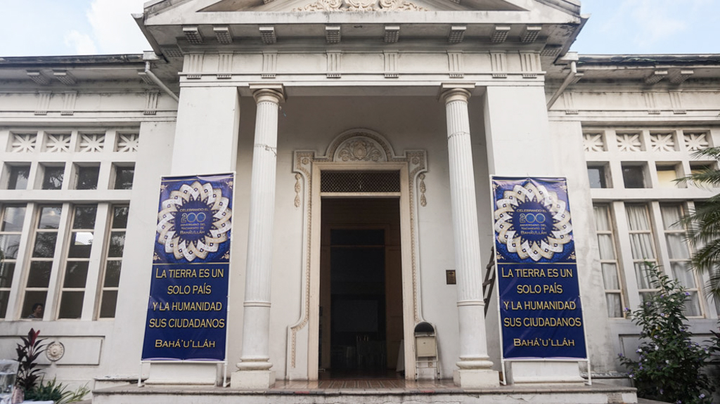 Banners displaying a quotation from the writings of Baha’u’llah adorn the town hall in Santa Tecla, El Salvador.