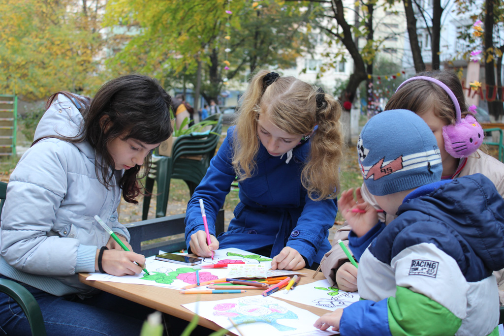 Children celebrate the 200th anniversary of the birth of Baha’u’llah in Moldova