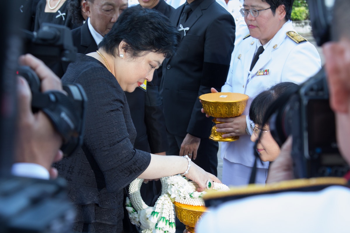À Bangkok, la princesse Soamsawali assiste à la célébration du 200e anniversaire de la naissance de Bahá’u’lláh