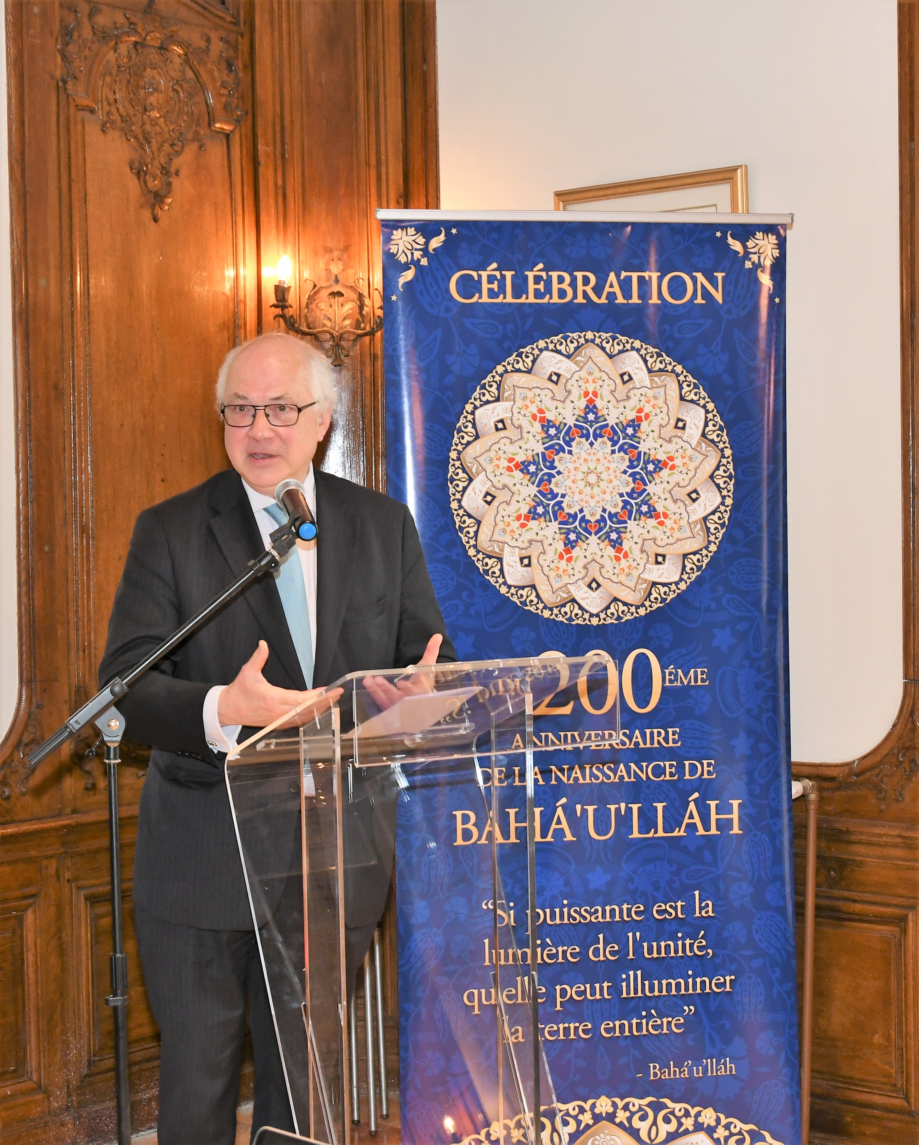 Jean-Christophe Peaucelle, conseiller pour les Affaires religieuses au ministère des Affaires étrangères, intervenant lors d’un événement organisé par la communauté bahá’íe de France pour commémorer le bicentenaire de la naissance de Bahá’u’lláh
