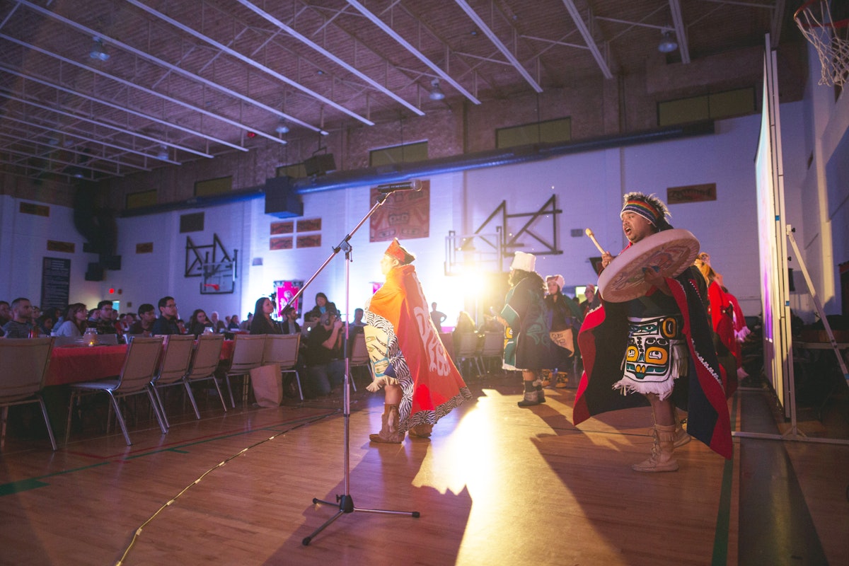Musique et danse traditionnelles faisaient partie d’une célébration du bicentenaire de la naissance de Bahá’u’lláh à Vancouver, au Canada