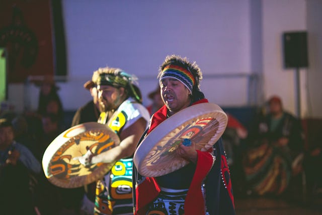 Musique et danse traditionnelles faisaient partie de la célébration du bicentenaire de la naissance de Bahá’u’lláh à Vancouver, au Canada