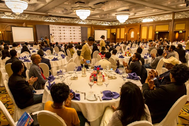 در مراسمی که به مناسبت دویستمین سالگرد تولد حضرت بهاءالله توسط دفتر جامعۀ جهانی بهائی در آدیسآبابا و جامعۀ بهائی اتیوپی برگزار شد ۱۵۰ مهمان حضور یافتند.