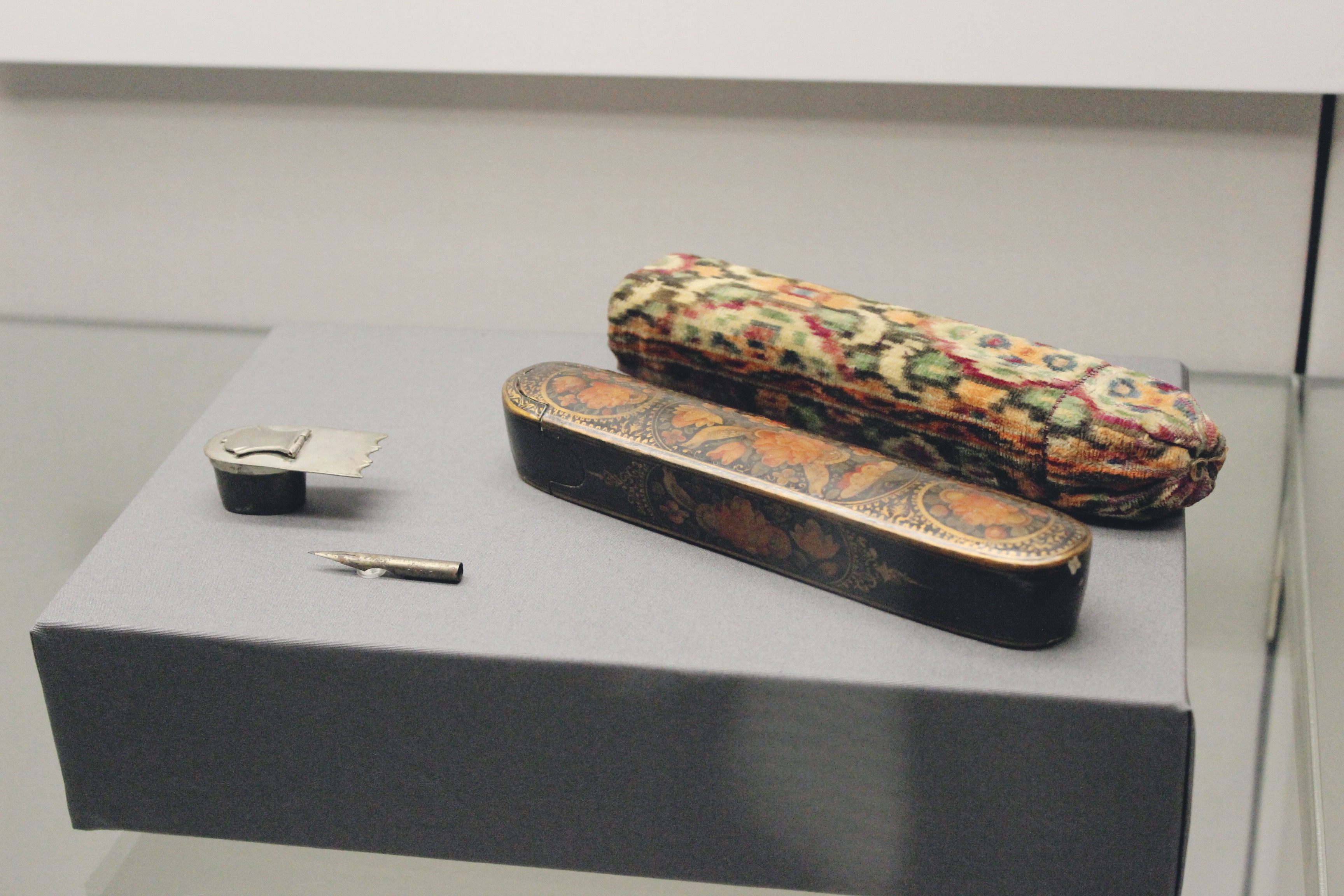 قلم دان حضرت بهاءالله در حال نمایش در موزه بریتانیا