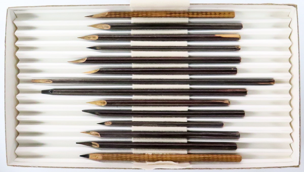 قلم‌های نی استفاده شده توسط یکی از کاتبان حضرت بهاءالله بخشی از نمایشگاه در گالری جان آدیس موزه بریتانیا را تشکیل می‌دهد.